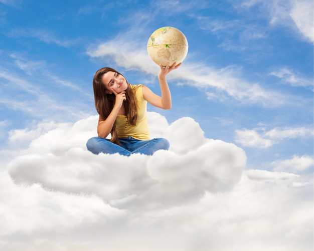 jeune-etudiant-femme-regardant-son-globe-du-monde-assis-sur-un-nuage_1149-1961